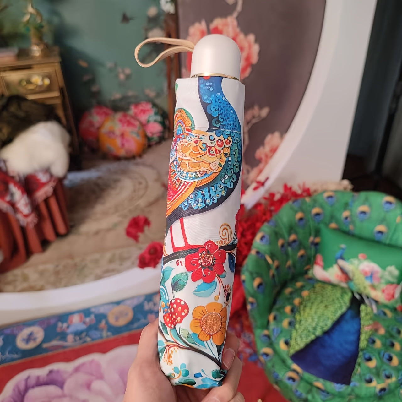 Parapluie pliant motif paon coloré avec protection UV - Compact, léger et résistant pour soleil ou pluie - Design floral rouge, blanc, bleu, vert, jaune et orange - Ouverture manuelle, 8 baleines en acier
